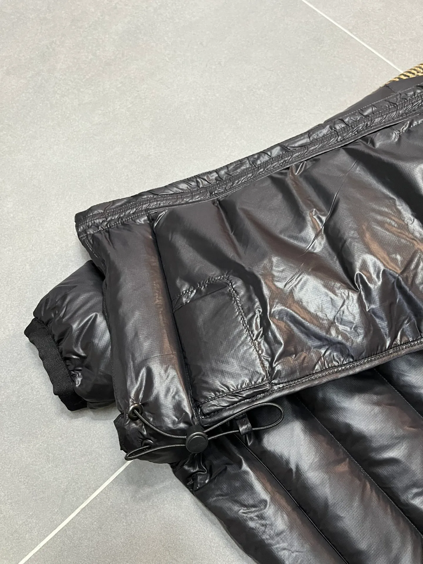 P940 Top 🔥purchase version 𝘾𝘼𝙉𝘼𝘿𝘼 𝙂𝙊𝙊𝙎𝙀/Canada Goose 2227 thin and light style. It’s super lightweight and doesn’t feel any weight on your upper body at all! Show more temperament‼  Canada Goose, a Canadian brand, has always been recognized as the warmest down jacket. Various Instagram celebrities, Internet celebrities, and celebrities often wear it for street photos. I make Canada Goose every year, but I still can’t get rid of my love for the goose. No matter how cold the winter is, there is no need to be afraid. Canada Goose is the legendary warmest down jacket and is known as a must-have for Arctic outdoor sports! The most popular down jacket in the world, celebrities are rushing to buy it, it is a must-have! Size: S-2XL Color: silver gray (red label) silver gray (black label), black (red label), black (black label), dark blue